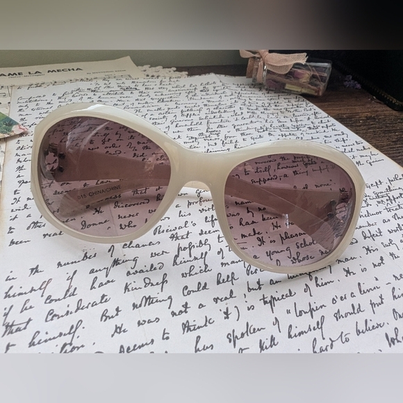 Accessories - Retro Looking Chic Cream Sunglasses